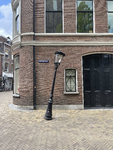 903626 Afbeelding van een scheefgereden straatlantaarn op de hoek van de Voetiusstraat en de Domstraat te Utrecht.